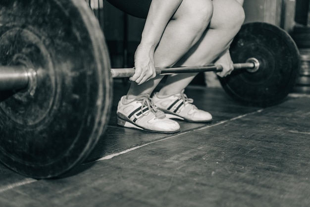 Mulher em treinamento de levantamento de peso