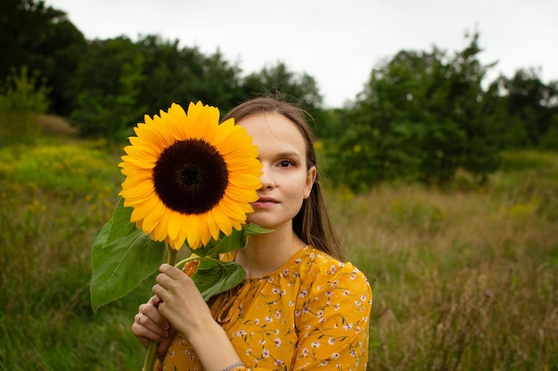 Mulher em um campo com girassóis