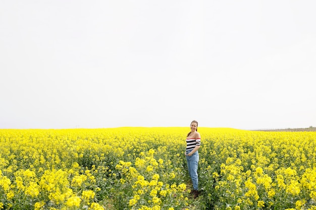 Mulher em um campo de flores amarelas durante o verão