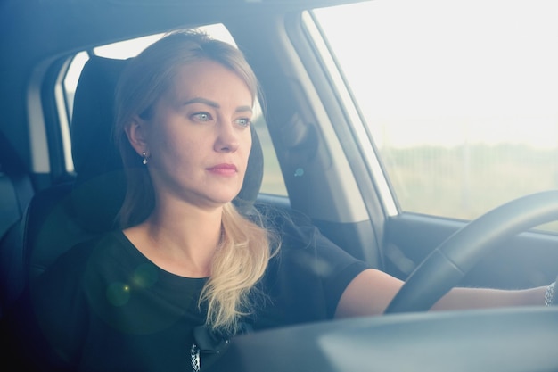 Mulher em um carro enquanto dirige Foto de perfil de uma linda mulher loira com cabelo comprido