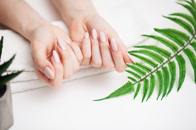 Mulher em um estúdio de beleza, fazendo uma nova manicure