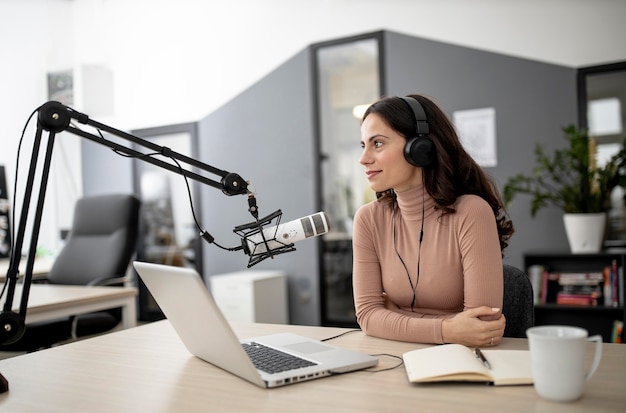 Foto mulher em um estúdio de rádio com microfone e café