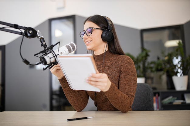 Mulher em um estúdio de rádio transmitindo