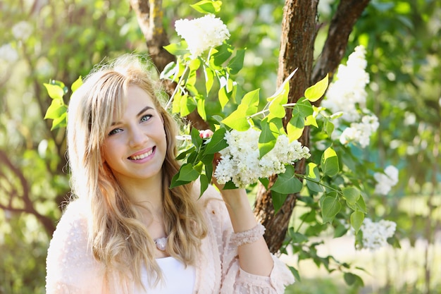 Mulher em um jardim