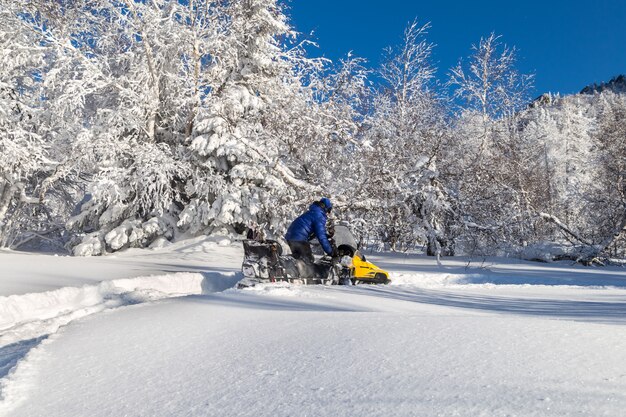 Mulher em um snowmobile