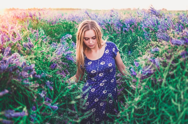 Mulher em um vestido azul com lilás