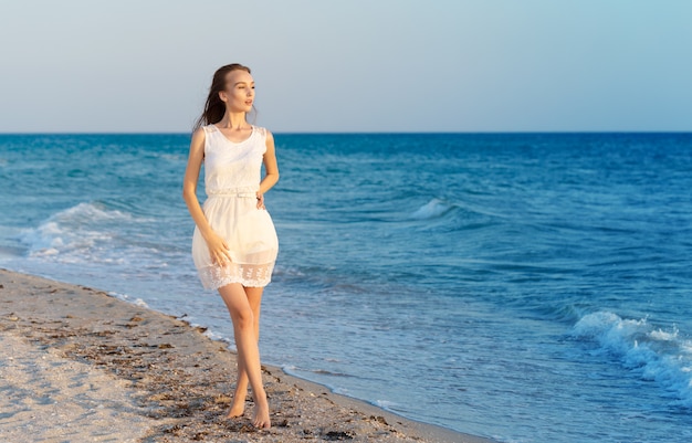 Mulher, em, um, vestido branco, ligado, praia