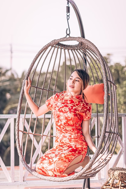 Mulher em um vestido cheongsam