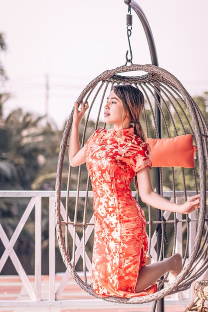 Mulher em um vestido cheongsam