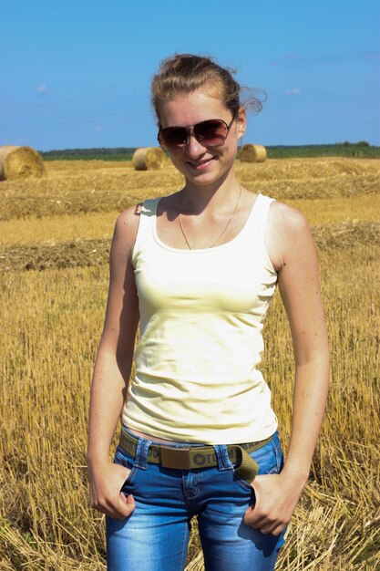 Mulher em um vestido com papoulas vermelhas em um campo de trigo. Mulher no estilo ucraniano