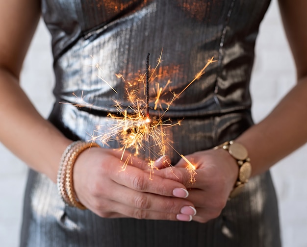 Mulher em um vestido de festa, segurando um diamante nas mãos