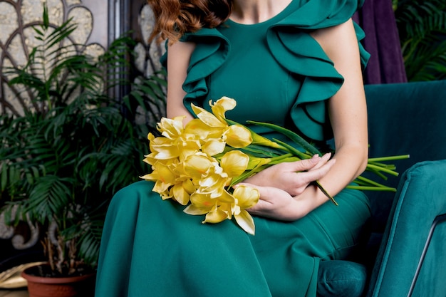 Mulher em um vestido verde com flores