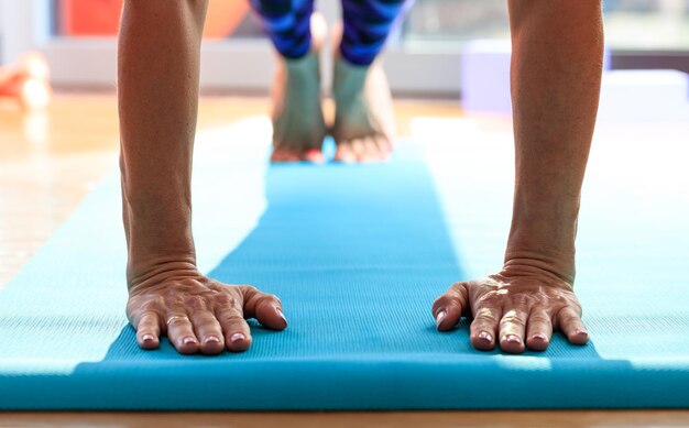 Mulher em uma aula de pilates fazendo flexões