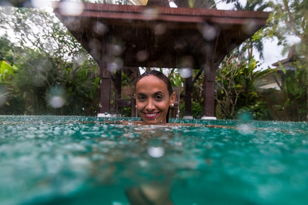 Mulher em uma bela vila com piscina