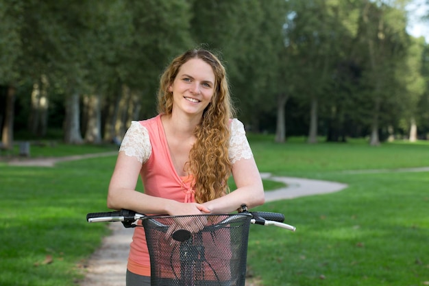 Mulher em uma bicicleta em um parque