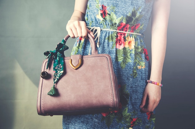 Mulher em uma bolsa de mão de vestido