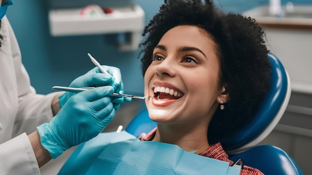 Mulher em uma cadeira dentária dentista ensina cuidados corretos beleza trata seus dentes