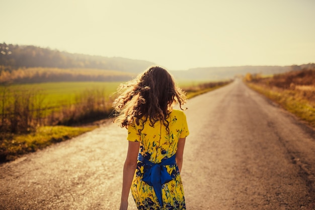 Mulher em uma estrada de volta