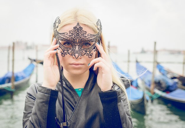 Mulher em uma máscara em veneza