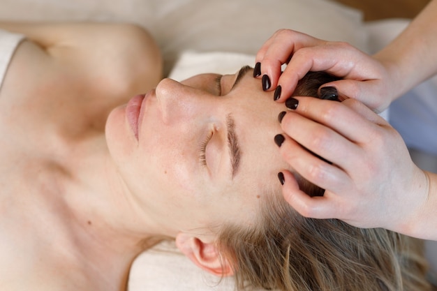 Mulher em uma massagem facial. procedimentos anti-envelhecimento