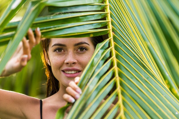 Foto mulher em uma piscina em bali