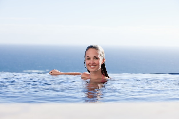 Mulher em uma piscina