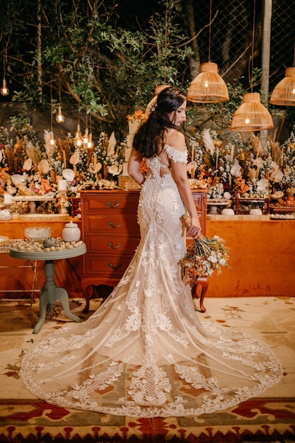 Foto mulher em vestido de noiva segurando flores foto