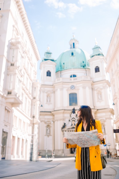 Mulher em Viena com um mapa