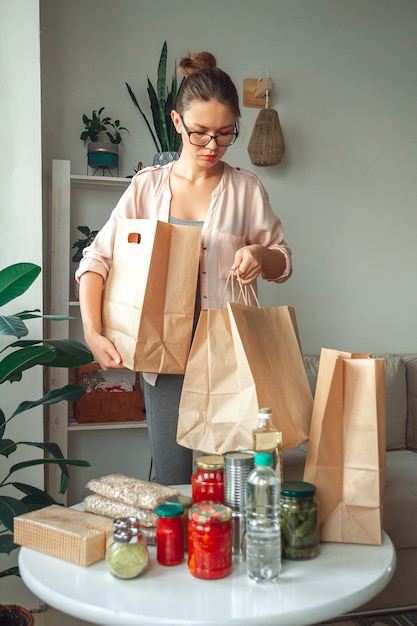 Mulher embalando comida para doação em saco de papel