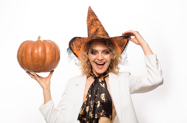 Mulher emocional com fantasia de bruxa de halloween com preparação de jack o lantern mulher de feriados de halloween