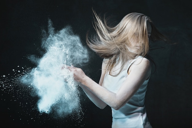 Foto mulher emocional selvagem com cabelo voador e cinzas