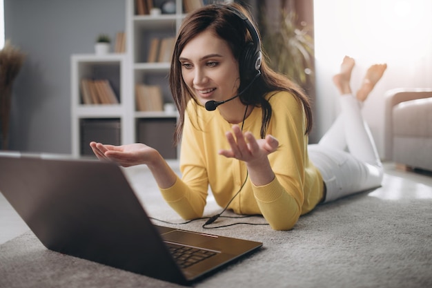 Foto mulher emocional tendo bate-papo por vídeo no laptop