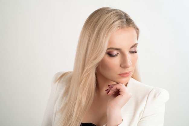 Mulher emocionalmente posando em um estúdio. Mulher envelhecida média no fundo branco