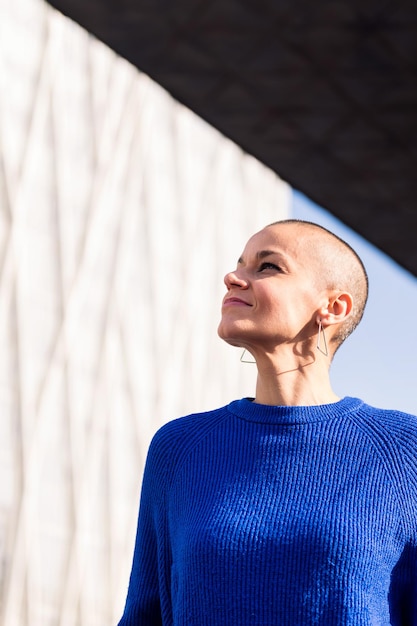 Mulher empoderada com cabeça careca sorrindo