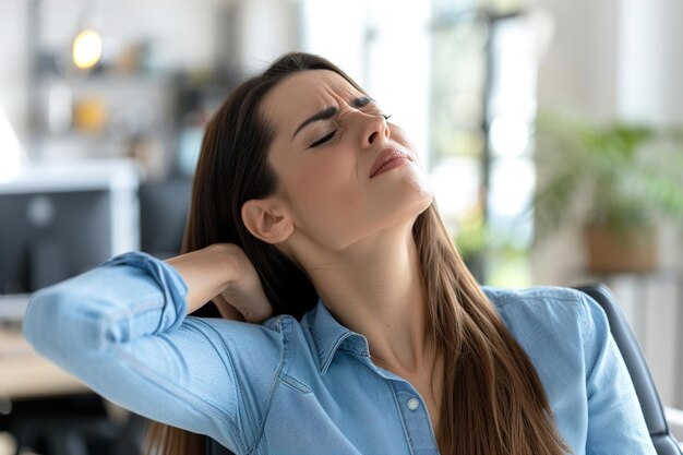 Foto mulher empregada com dor nas costas cansada e esticada com massagem de estresse e sobrecarregada de trabalho