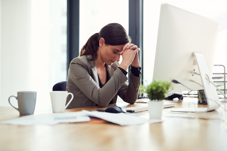 Foto mulher empregada e esgotamento no computador no escritório para internet ou erro on-line com pesquisa para ideias pessoa feminina cansada e estressada ou exausta do projeto de prazo e papel como copywriter