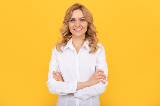 Mulher empresária loira feliz na camisa branca, negócios.