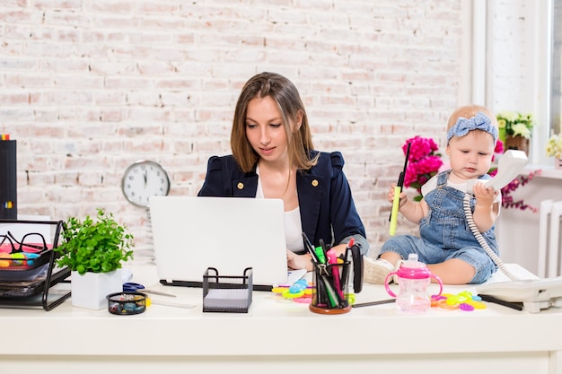 Mulher empresária mãe e filha trabalhando no computador