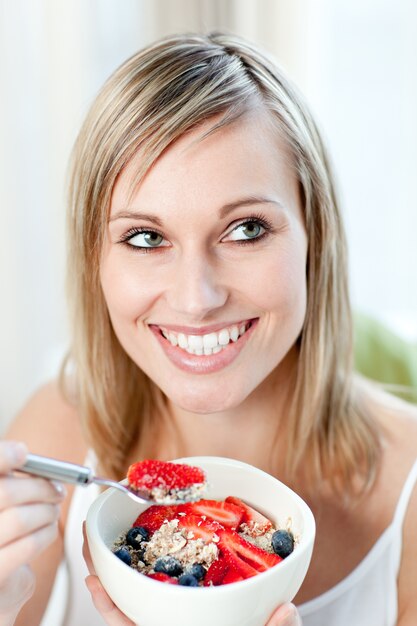 Mulher encantada com muesli com frutas