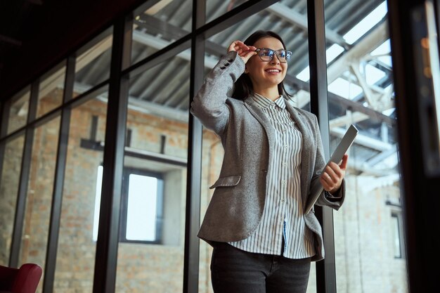 Foto mulher encantada positiva se preparando para conferência de negócios