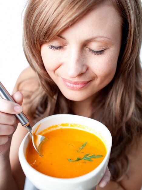 Mulher encantada segurando uma tigela de sopa