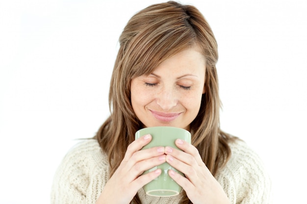 Mulher encantada segurando uma xícara de café