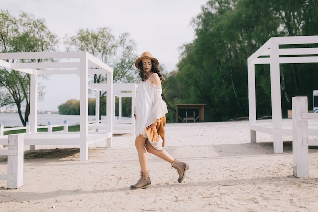 Mulher encantadora caminhando na praia