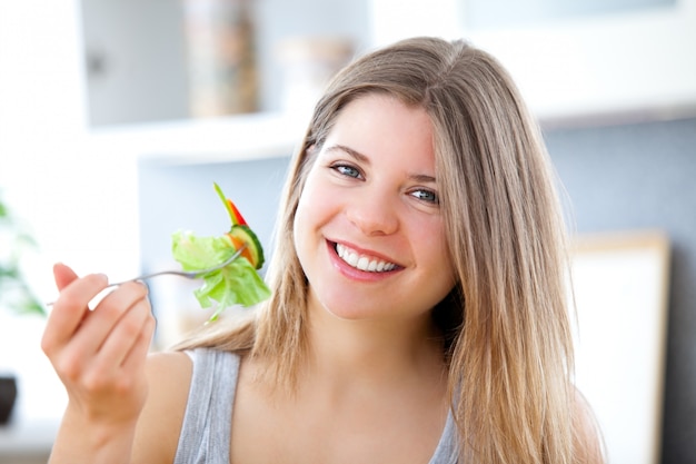 Mulher encantadora com comida em uma cozinha