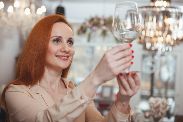 Mulher encantadora, desfrutando de compras na loja de decoração para casa