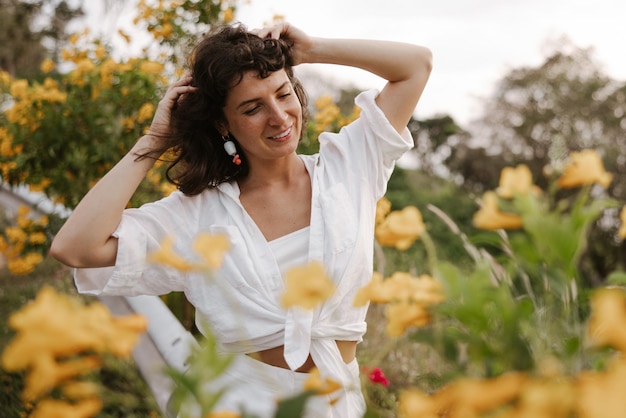 Foto mulher encantadora em pé em flores