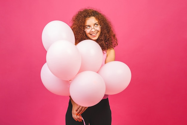 Foto mulher encaracolada com balões