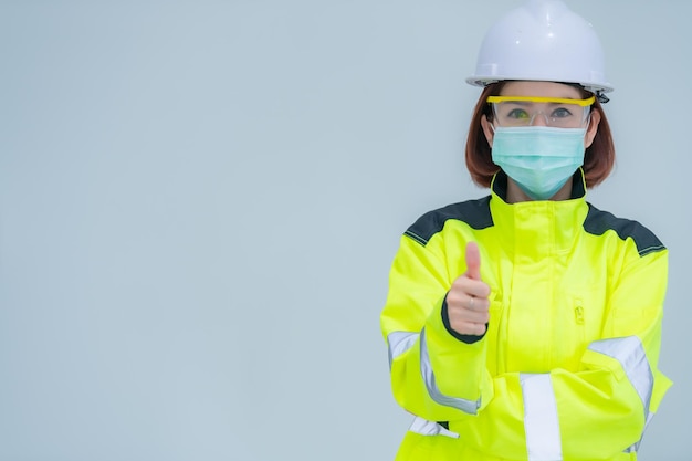 Mulher engenheira asiática em fundo branco