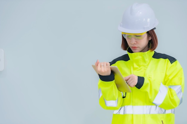 Foto mulher engenheira asiática em fundo branco