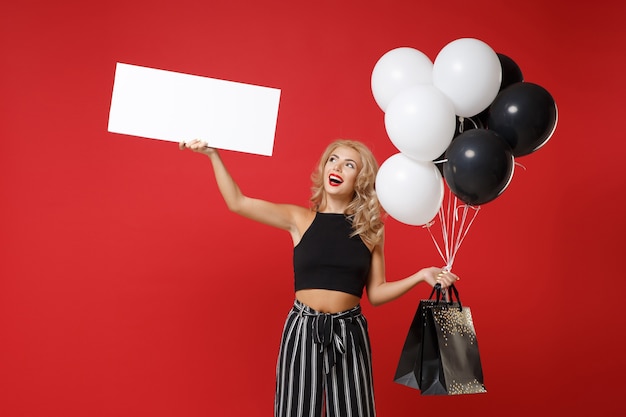 Foto mulher engraçada em roupas pretas posando